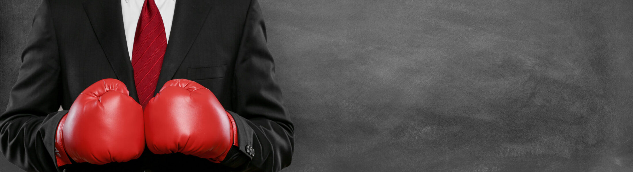 Mann im Anzug mit Boxhandschue Mann im Anzug mit Boxhandschue